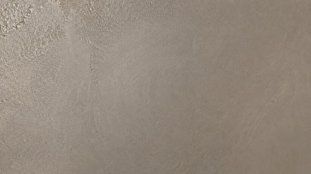 Fachada mediterránea recién pintada con palmera al fondo